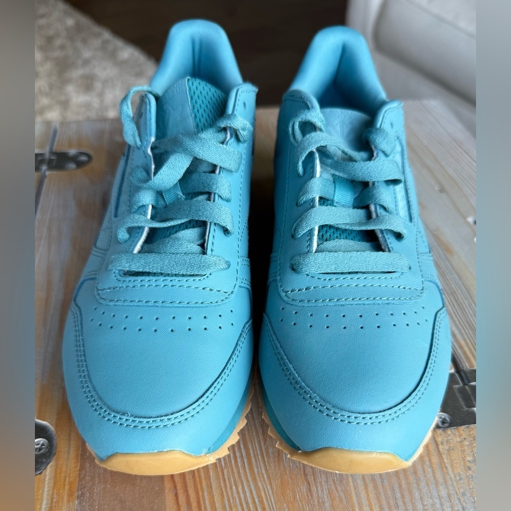 Reebok Classic SIZE 7 Blue Low Top Lace Sneakers With Retro Gum Sole - Picture 3 of 7